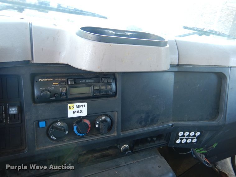 image for item DN2665 1996 International 4700  box truck