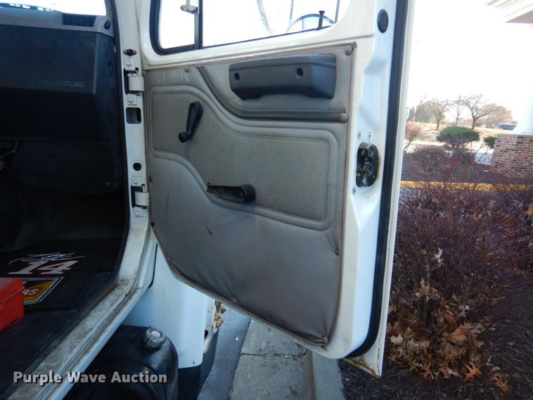 image for item DN2665 1996 International 4700  box truck