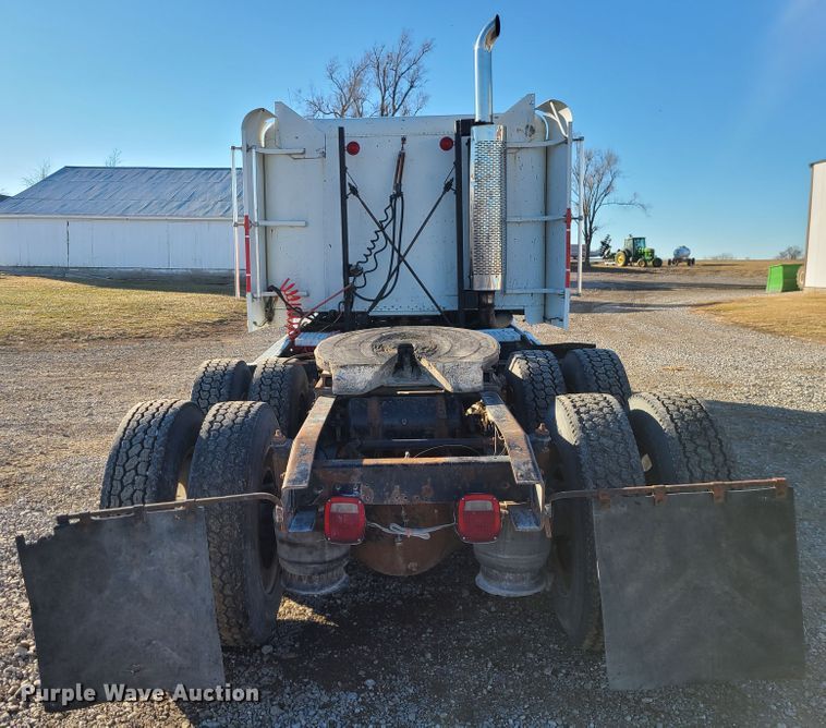 image for item GB9162 1990 Freightliner FLD120  semi truck