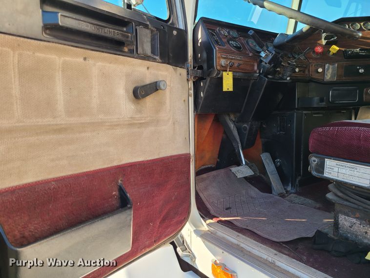 image for item GB9162 1990 Freightliner FLD120  semi truck