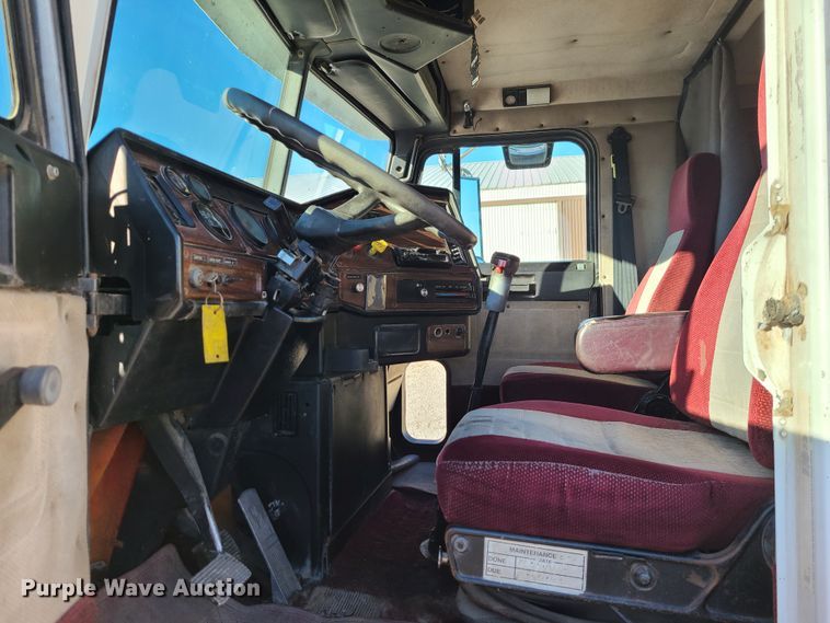 image for item GB9162 1990 Freightliner FLD120  semi truck