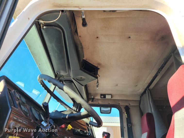 image for item GB9162 1990 Freightliner FLD120  semi truck