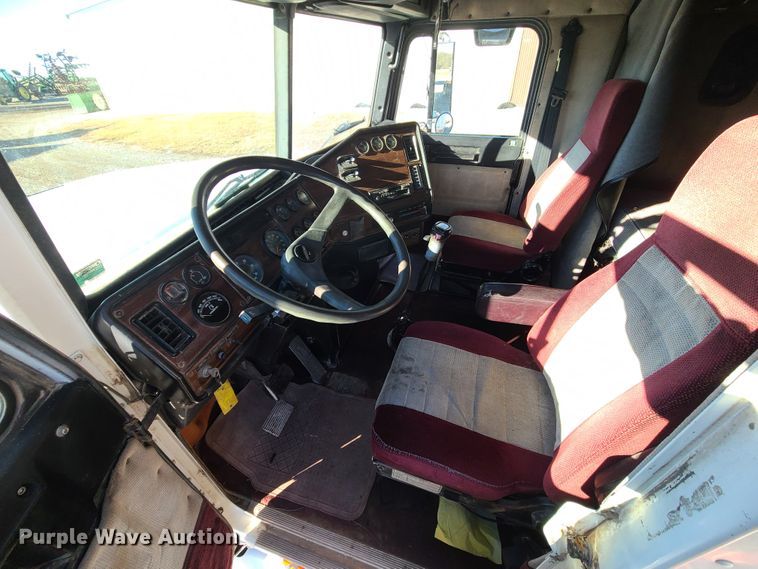 image for item GB9162 1990 Freightliner FLD120  semi truck