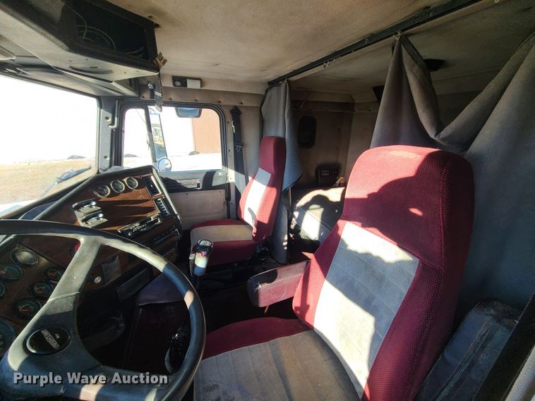 image for item GB9162 1990 Freightliner FLD120  semi truck