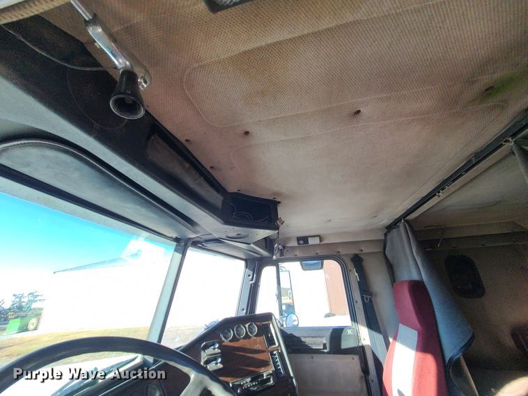 image for item GB9162 1990 Freightliner FLD120  semi truck