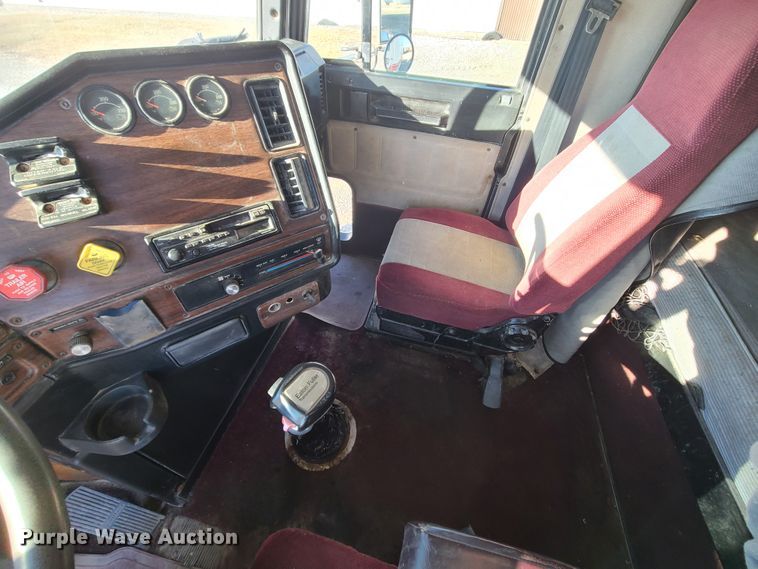 image for item GB9162 1990 Freightliner FLD120  semi truck