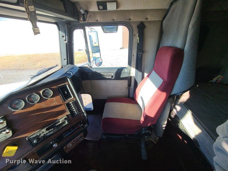 image for item GB9162 1990 Freightliner FLD120  semi truck