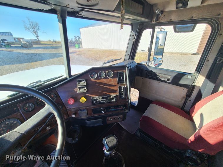 image for item GB9162 1990 Freightliner FLD120  semi truck