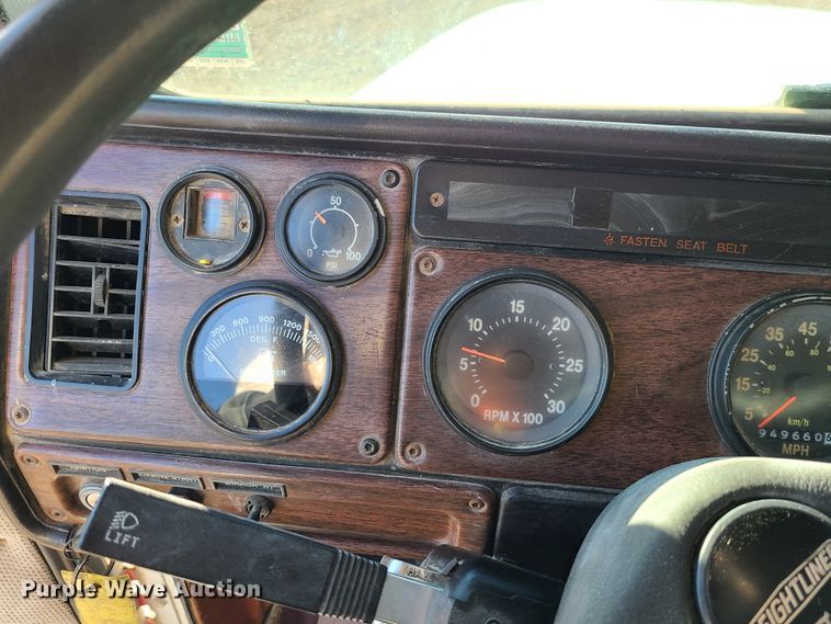 image for item GB9162 1990 Freightliner FLD120  semi truck