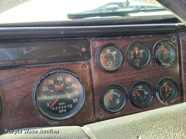 image for item GB9162 1990 Freightliner FLD120  semi truck