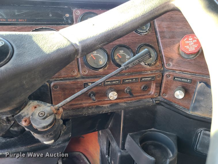 image for item GB9162 1990 Freightliner FLD120  semi truck