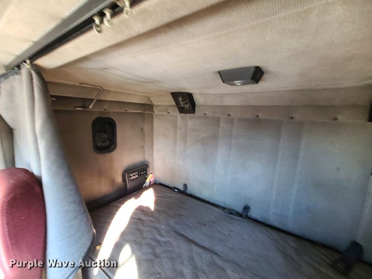 image for item GB9162 1990 Freightliner FLD120  semi truck