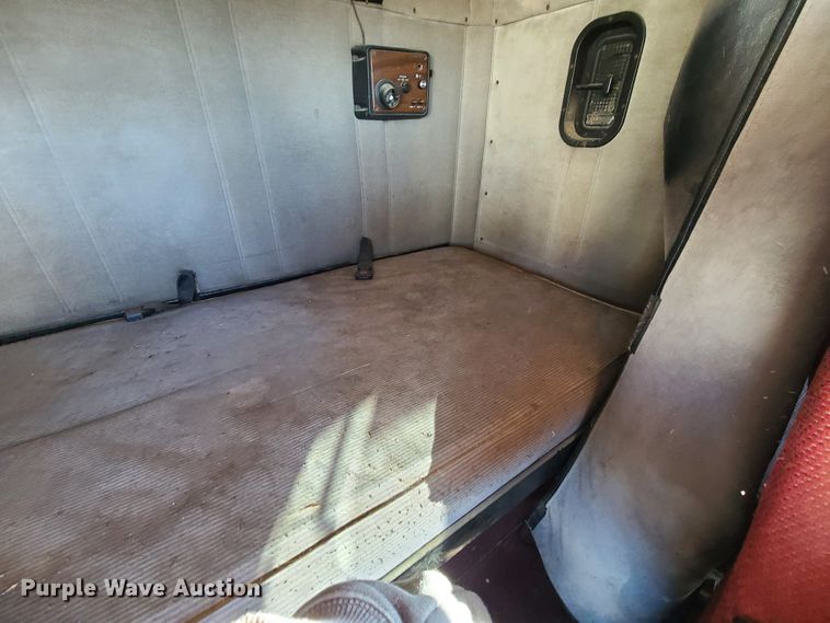 image for item GB9162 1990 Freightliner FLD120  semi truck