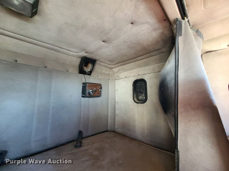 image for item GB9162 1990 Freightliner FLD120  semi truck