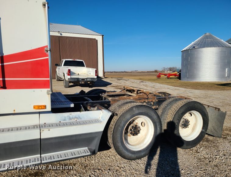 image for item GB9162 1990 Freightliner FLD120  semi truck