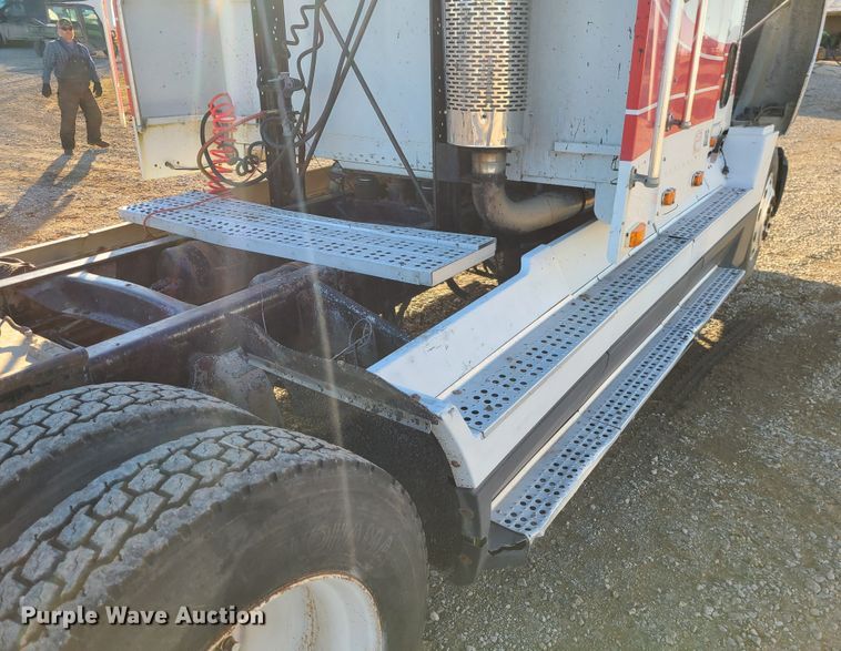 image for item GB9162 1990 Freightliner FLD120  semi truck