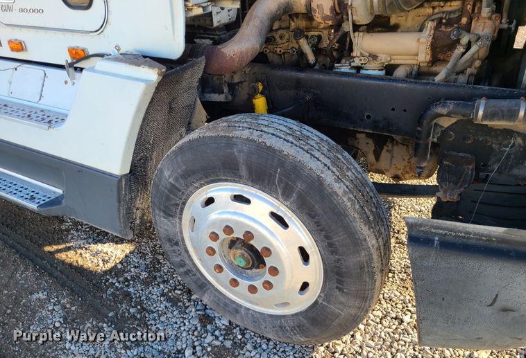 image for item GB9162 1990 Freightliner FLD120  semi truck