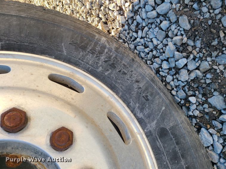 image for item GB9162 1990 Freightliner FLD120  semi truck