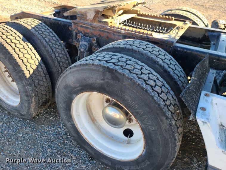 image for item GB9162 1990 Freightliner FLD120  semi truck