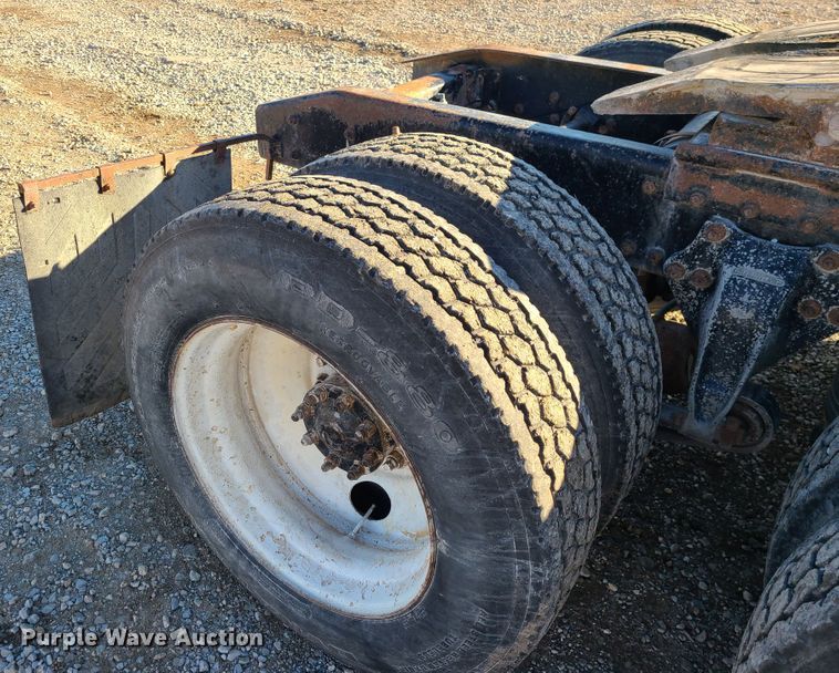 image for item GB9162 1990 Freightliner FLD120  semi truck