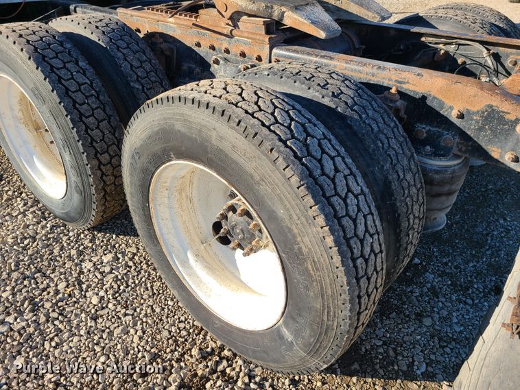 image for item GB9162 1990 Freightliner FLD120  semi truck