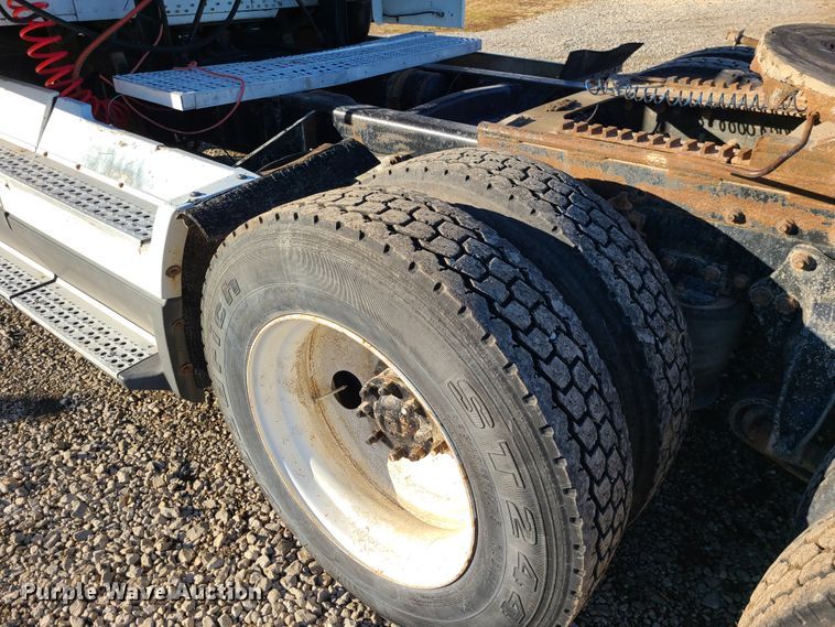 image for item GB9162 1990 Freightliner FLD120  semi truck