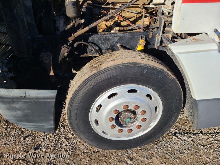 image for item GB9162 1990 Freightliner FLD120  semi truck