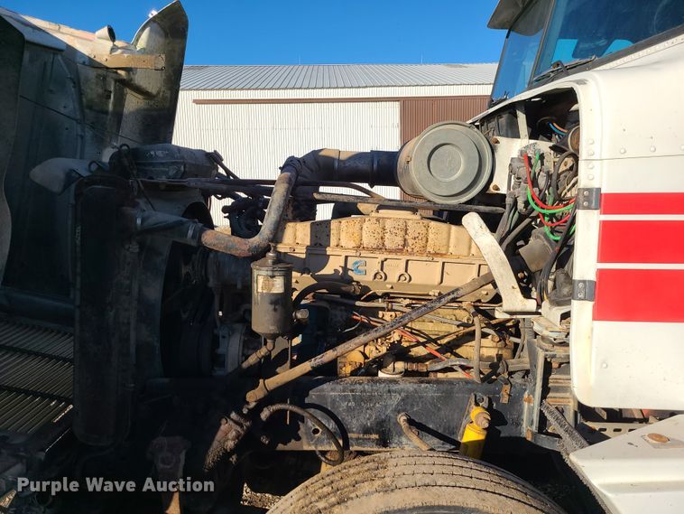 image for item GB9162 1990 Freightliner FLD120  semi truck