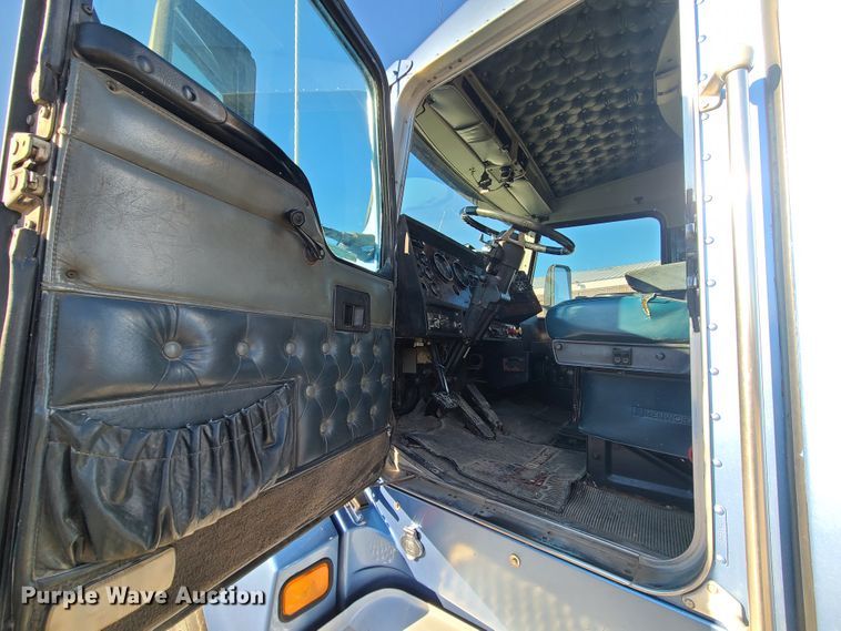 image for item GB9164 1996 Kenworth T600  semi truck