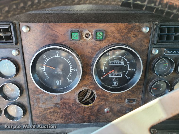 image for item GB9164 1996 Kenworth T600  semi truck