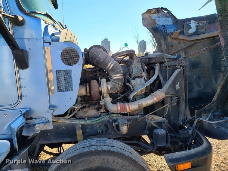 image for item GB9164 1996 Kenworth T600  semi truck