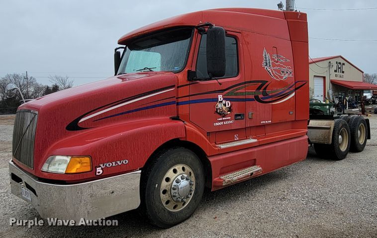 image for item HF9260 1998 Volvo VN  semi truck