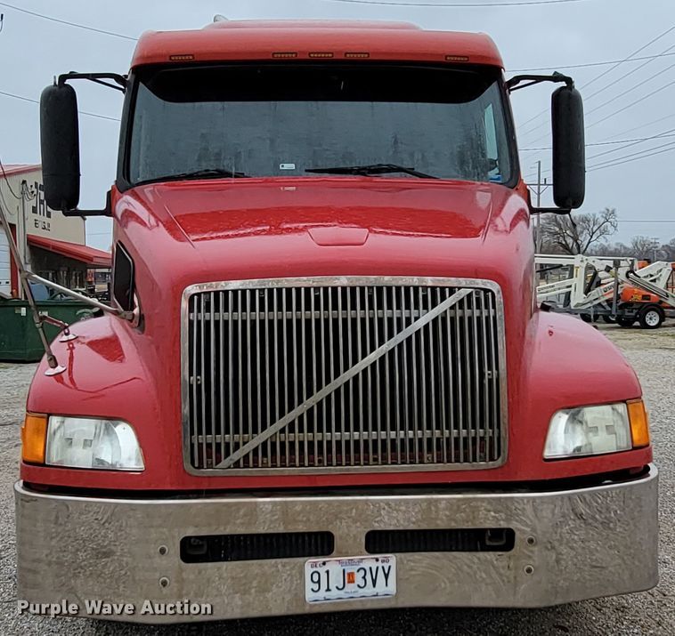 image for item HF9260 1998 Volvo VN  semi truck