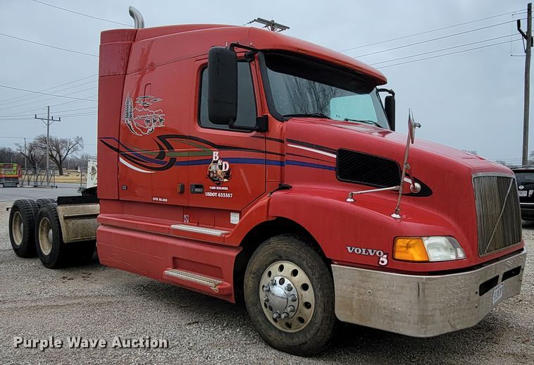 image for item HF9260 1998 Volvo VN  semi truck