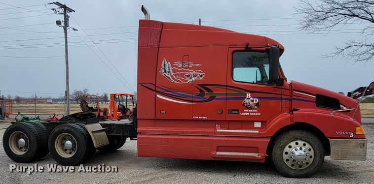 image for item HF9260 1998 Volvo VN  semi truck