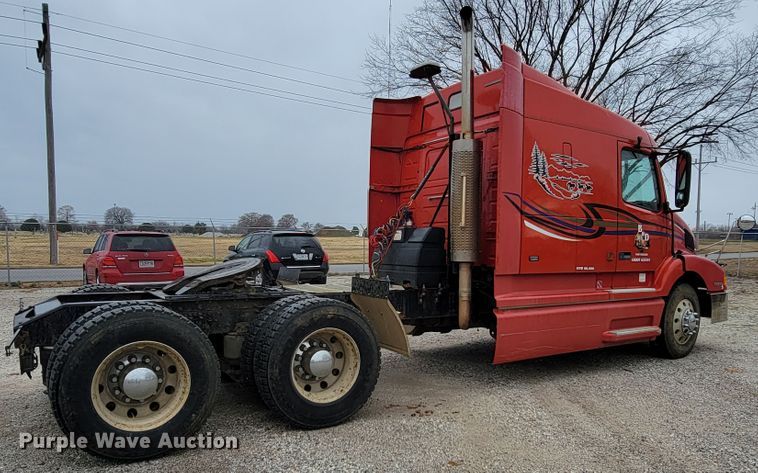 image for item HF9260 1998 Volvo VN  semi truck