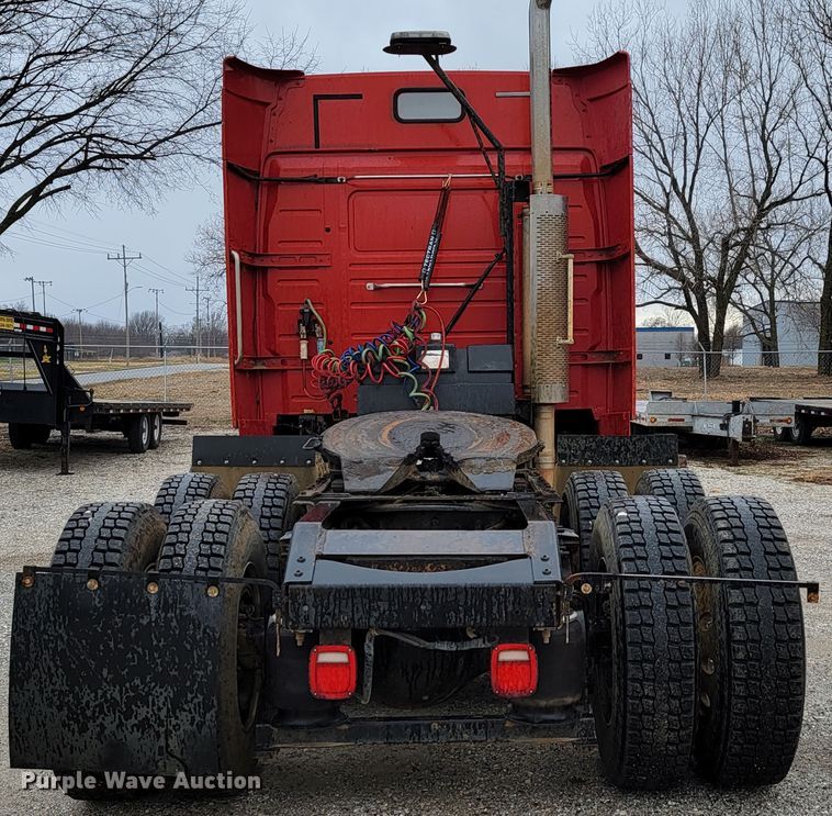 image for item HF9260 1998 Volvo VN  semi truck