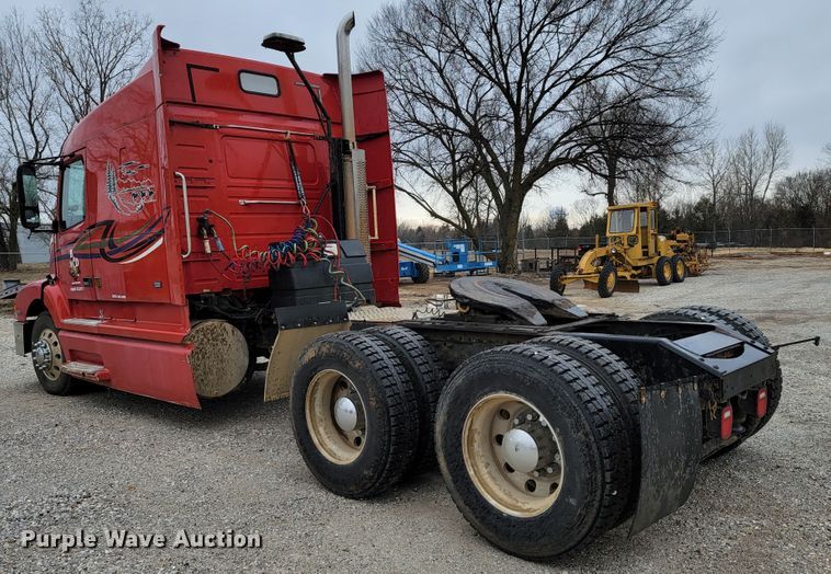 image for item HF9260 1998 Volvo VN  semi truck