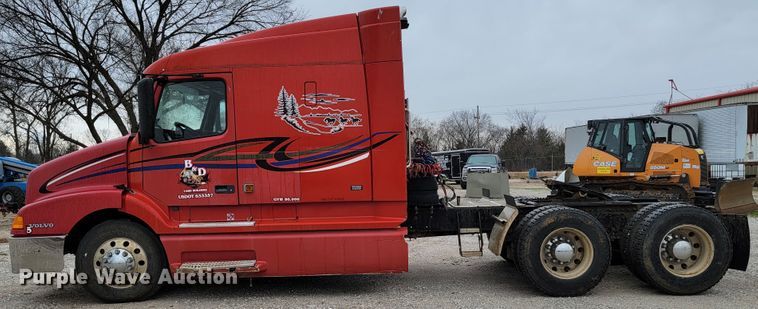 image for item HF9260 1998 Volvo VN  semi truck