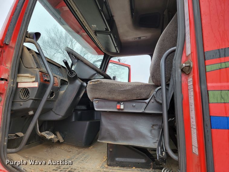 image for item HF9260 1998 Volvo VN  semi truck
