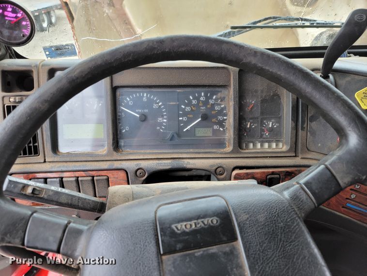 image for item HF9260 1998 Volvo VN  semi truck