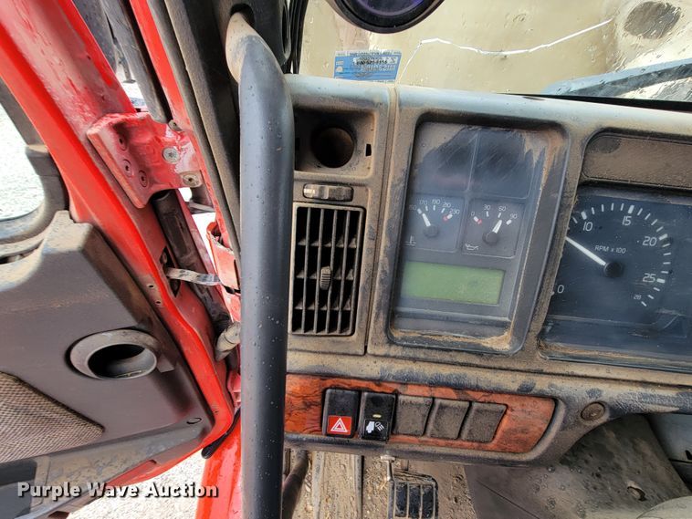 image for item HF9260 1998 Volvo VN  semi truck