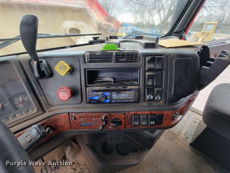 image for item HF9260 1998 Volvo VN  semi truck