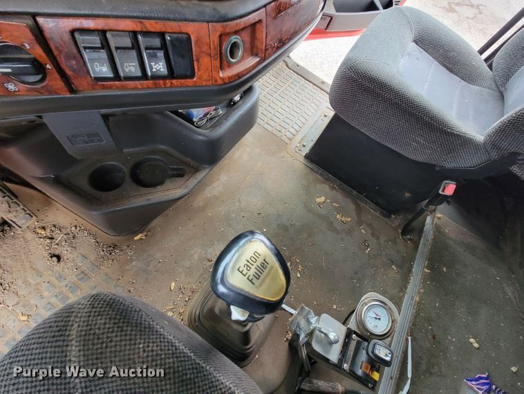 image for item HF9260 1998 Volvo VN  semi truck