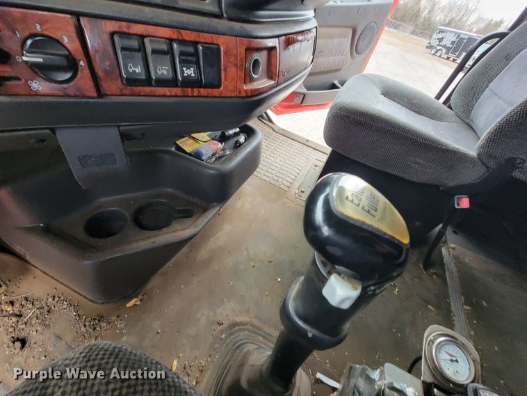 image for item HF9260 1998 Volvo VN  semi truck