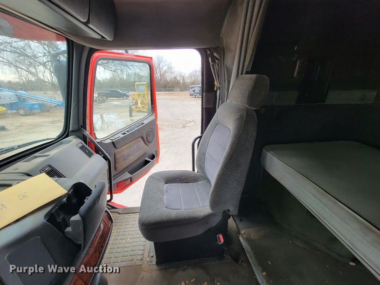 image for item HF9260 1998 Volvo VN  semi truck