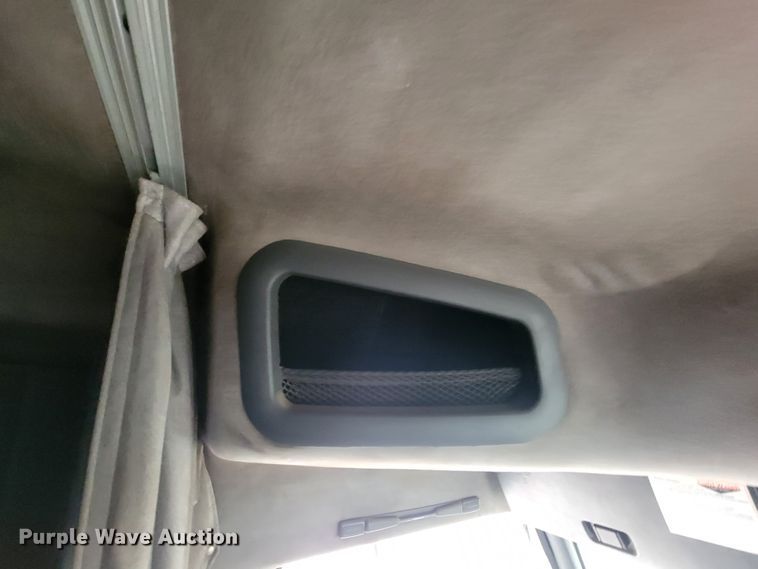 image for item HF9260 1998 Volvo VN  semi truck