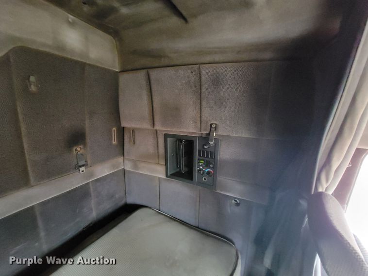 image for item HF9260 1998 Volvo VN  semi truck