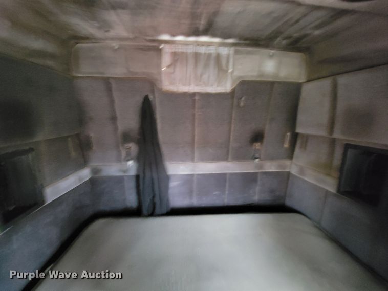 image for item HF9260 1998 Volvo VN  semi truck