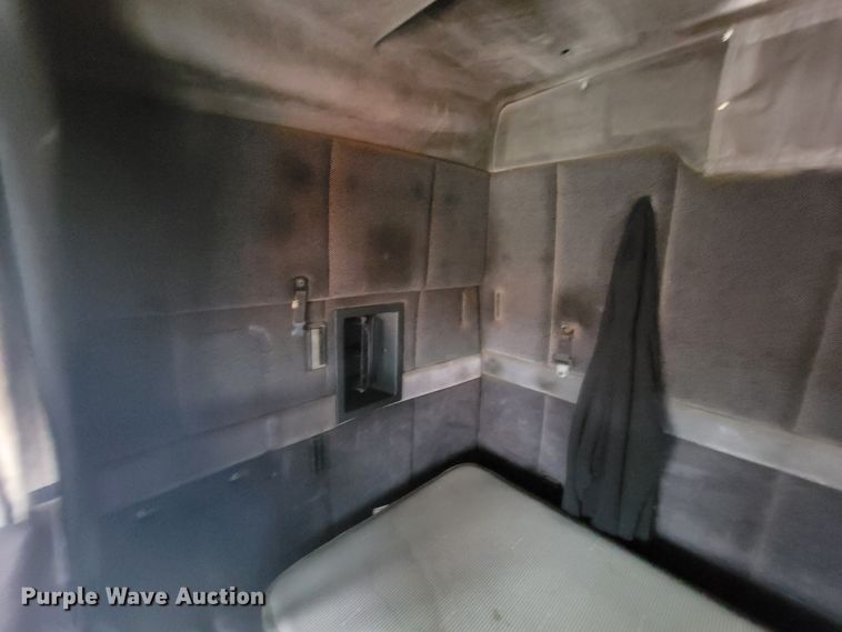 image for item HF9260 1998 Volvo VN  semi truck